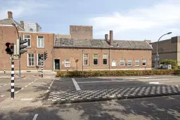 Waalwijk, Noorder Parallelweg 1 en 3 en Stationsstraat 129