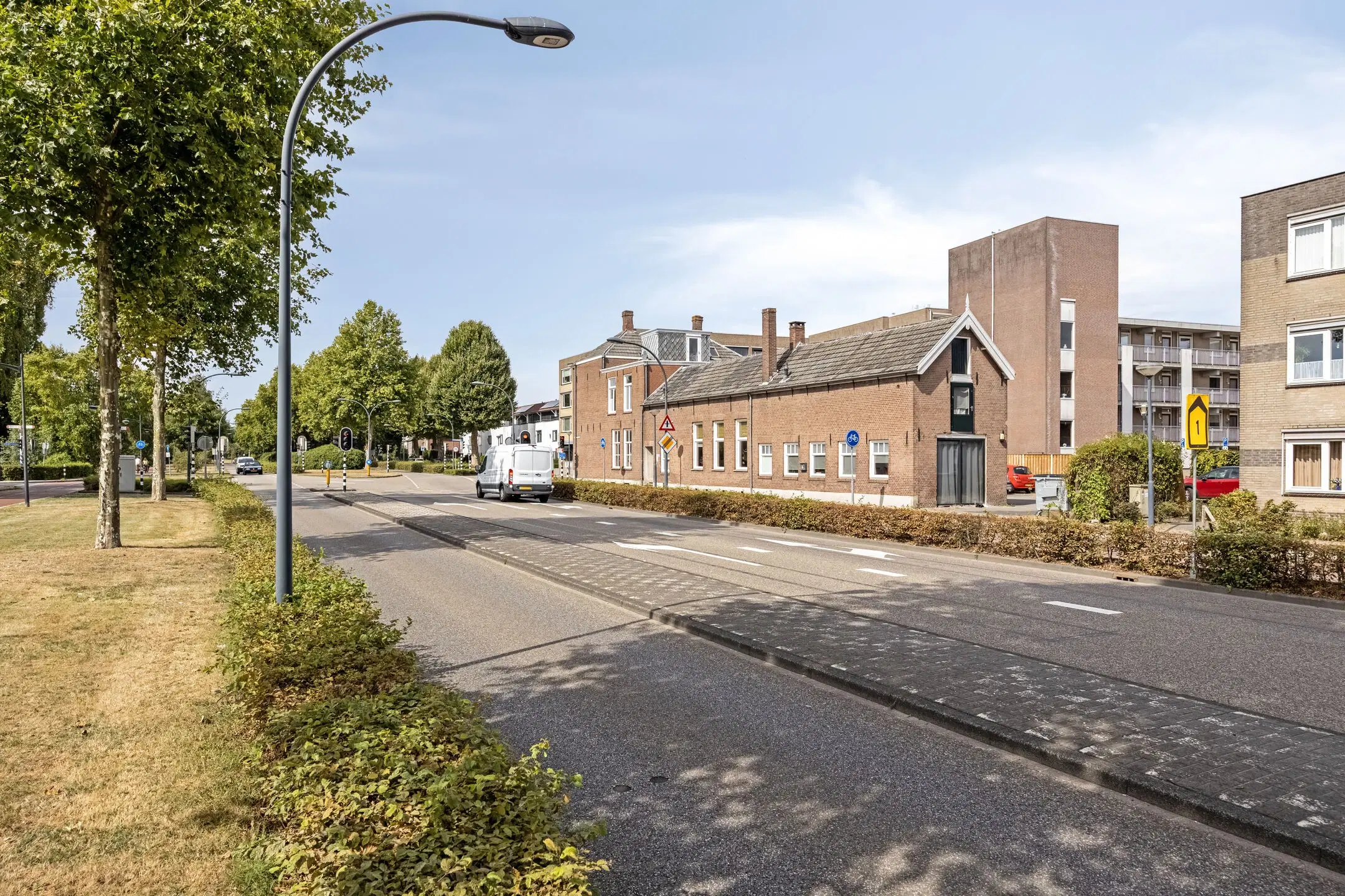 Waalwijk, Noorder Parallelweg 1 en 3 en Stationsstraat 129