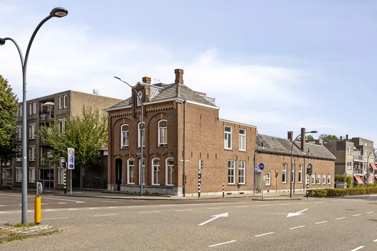 Waalwijk, Noorder Parallelweg 1 en 3 en Stationsstraat 129