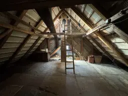 Vrijstaand gebouw in het heuvelachtige Schleusegrund, Duitsland