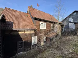 Vrijstaand gebouw in het heuvelachtige Schleusegrund, Duitsland