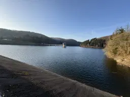 Vrijstaand gebouw in het heuvelachtige Schleusegrund, Duitsland