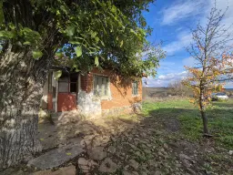 Huis en bijgebouw op ca. 1.000 m² gemeentelijke grond in Razdel - Bulgarije