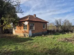 Huis en bijgebouw op ca. 1.000 m² gemeentelijke grond in Razdel - Bulgarije