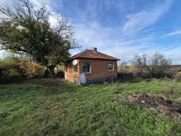 Huis en bijgebouw op ca. 1.000 m² gemeentelijke grond in Razdel - Bulgarije