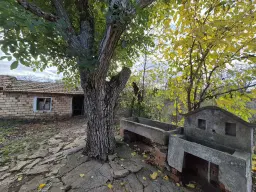 Huis en bijgebouw op ca. 1.000 m² gemeentelijke grond in Razdel - Bulgarije