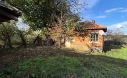 Huis en bijgebouw op ca. 1.000 m² gemeentelijke grond in Razdel - Bulgarije