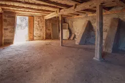 Voormalig schoolgebouw met bergzicht in Beraintsi, Trun, nabij Sofia - Bulgarije