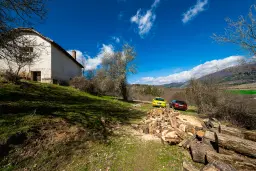 Voormalig schoolgebouw met bergzicht in Beraintsi, Trun, nabij Sofia - Bulgarije