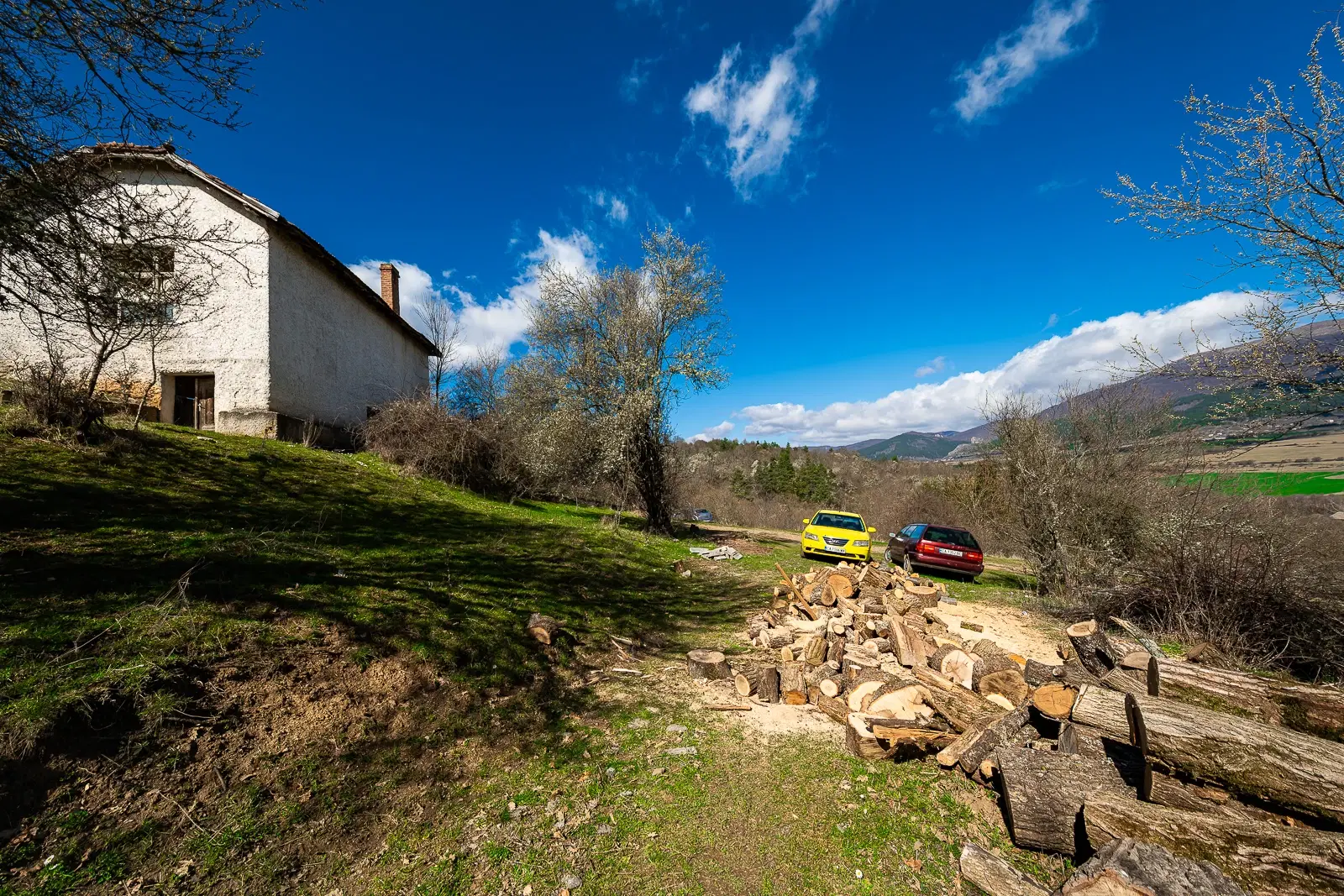 Voormalig schoolgebouw met bergzicht in Beraintsi, Trun, nabij Sofia - Bulgarije