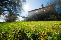 Voormalig schoolgebouw met bergzicht in Beraintsi, Trun, nabij Sofia - Bulgarije