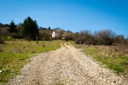 Voormalig schoolgebouw met bergzicht in Beraintsi, Trun, nabij Sofia - Bulgarije
