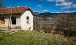 Voormalig schoolgebouw met bergzicht in Beraintsi, Trun, nabij Sofia - Bulgarije