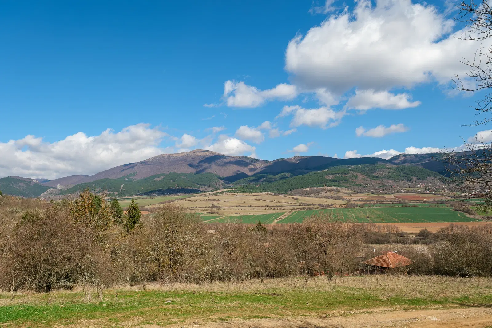 Voormalig schoolgebouw met bergzicht in Beraintsi, Trun, nabij Sofia - Bulgarije