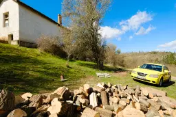Voormalig schoolgebouw met bergzicht in Beraintsi, Trun, nabij Sofia - Bulgarije