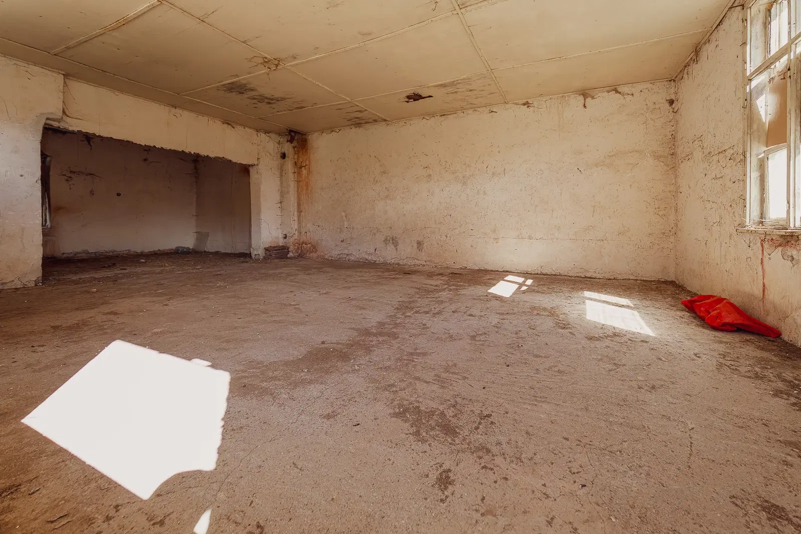 Voormalig schoolgebouw met bergzicht in Beraintsi, Trun, nabij Sofia - Bulgarije