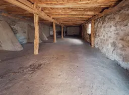 Voormalig schoolgebouw met bergzicht in Beraintsi, Trun, nabij Sofia - Bulgarije