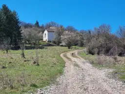 Voormalig schoolgebouw met bergzicht in Beraintsi, Trun, nabij Sofia - Bulgarije