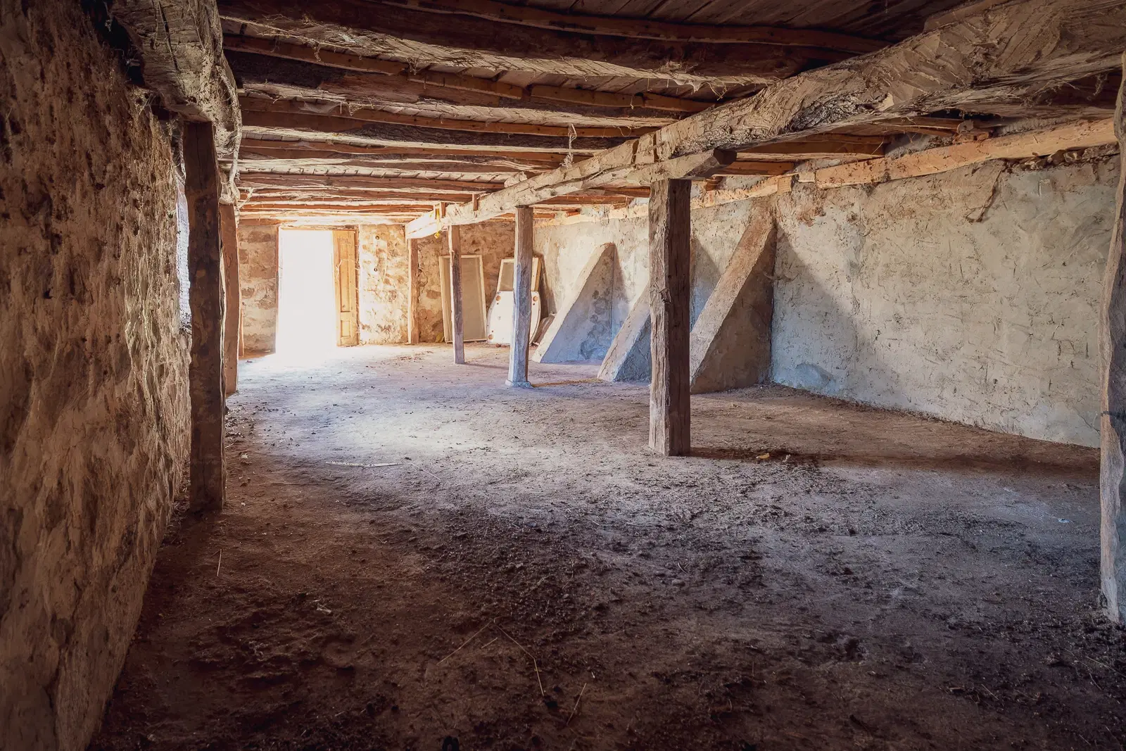 Voormalig schoolgebouw met bergzicht in Beraintsi, Trun, nabij Sofia - Bulgarije