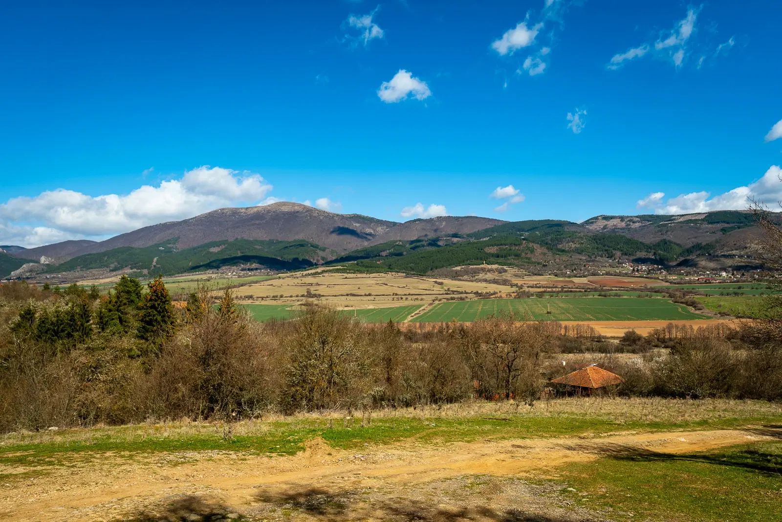 Voormalig schoolgebouw met bergzicht in Beraintsi, Trun, nabij Sofia - Bulgarije