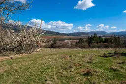 Voormalig schoolgebouw met bergzicht in Beraintsi, Trun, nabij Sofia - Bulgarije