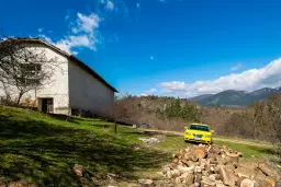Voormalig schoolgebouw met bergzicht in Beraintsi, Trun, nabij Sofia - Bulgarije