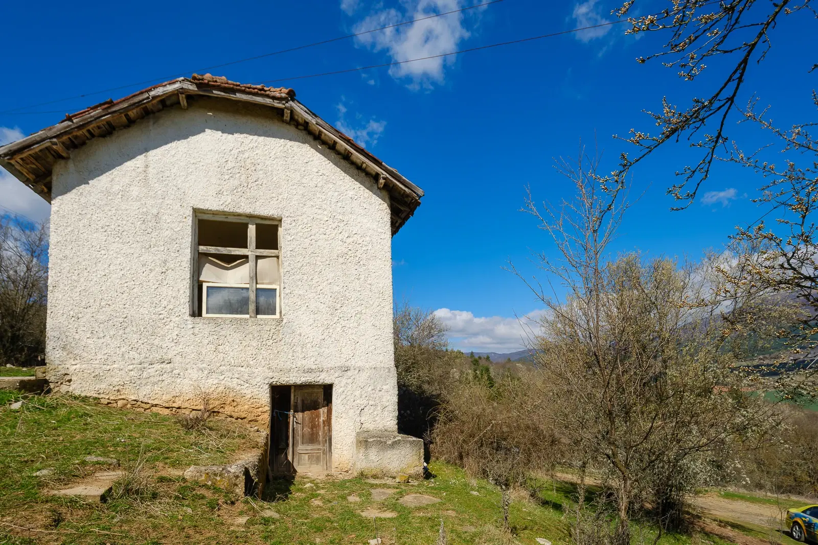 Voormalig schoolgebouw met bergzicht in Beraintsi, Trun, nabij Sofia - Bulgarije
