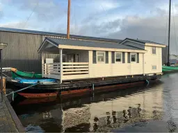 Moderne Woonboot / Woonark te Heeg