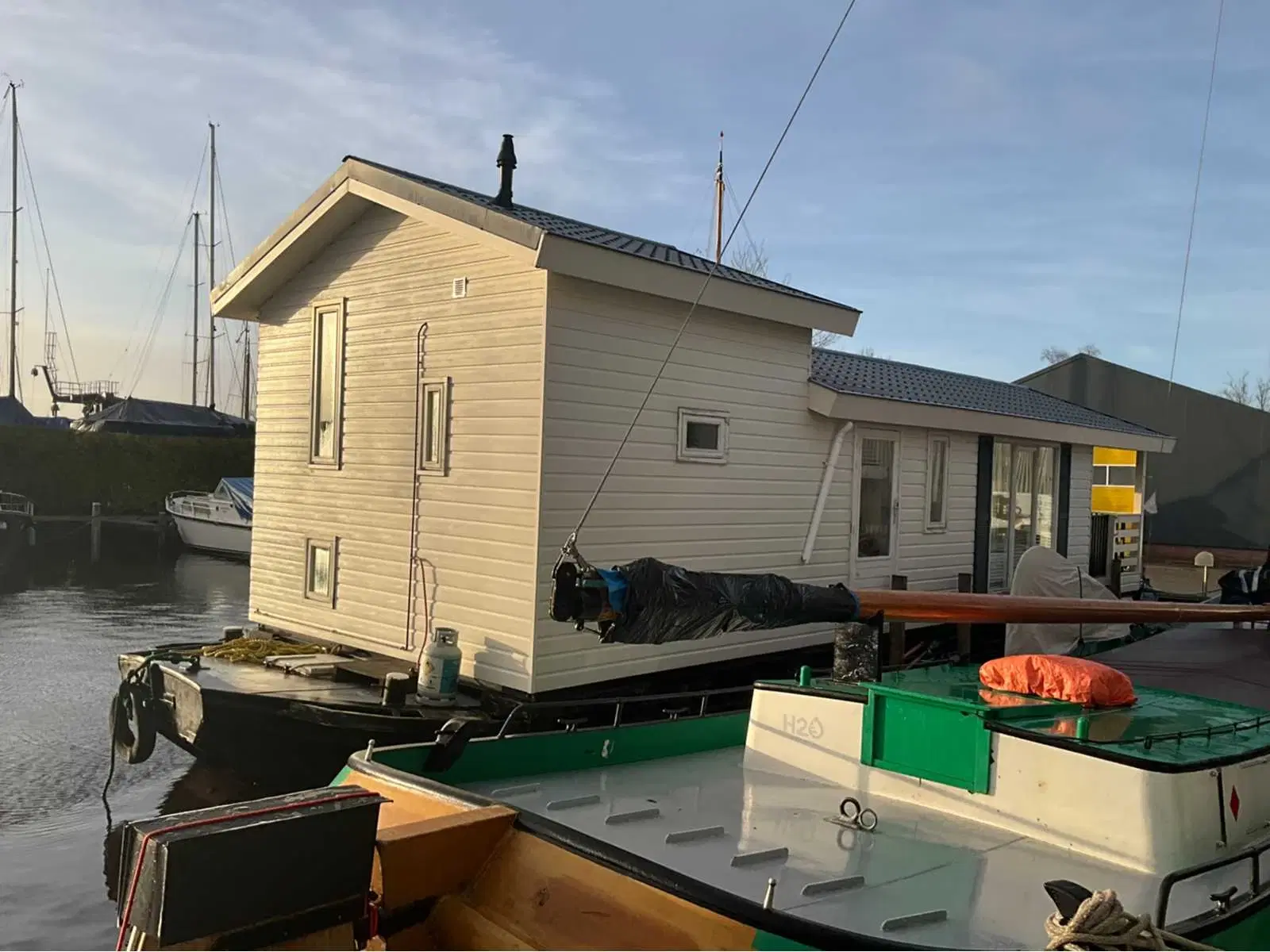 Moderne Woonboot / Woonark te Heeg