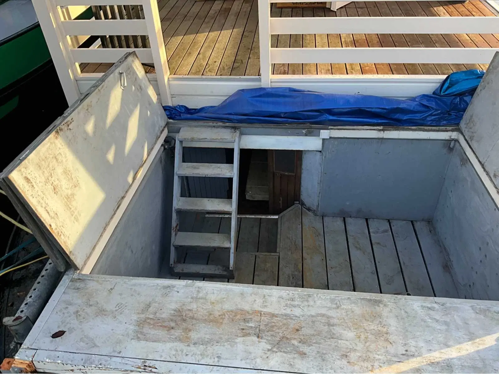 Moderne Woonboot / Woonark te Heeg