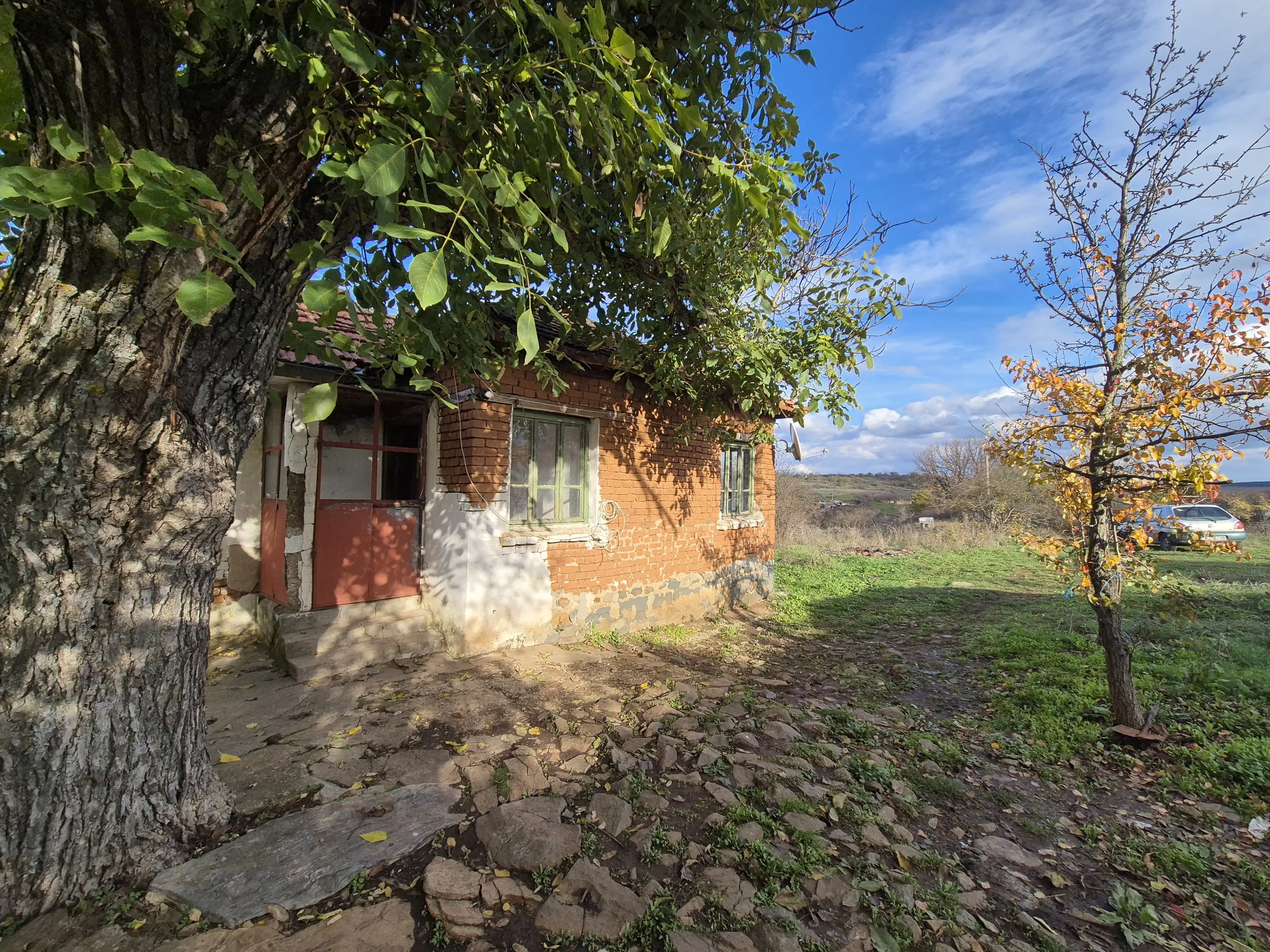 Huis en bijgebouw op ca. 1.000 m² gemeentelijke grond in Razdel - Bulgarije