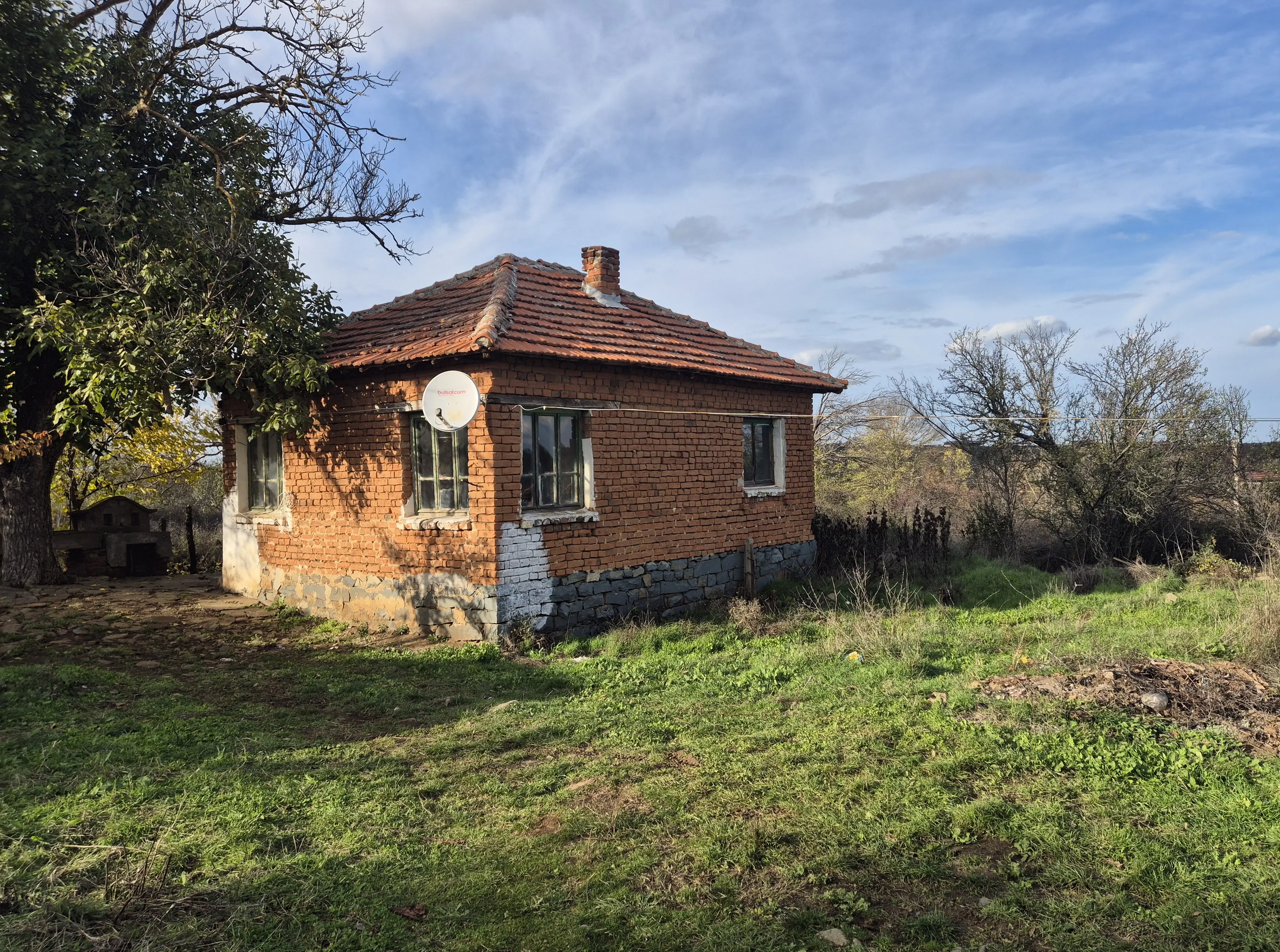 Huis en bijgebouw op ca. 1.000 m² gemeentelijke grond in Razdel - Bulgarije