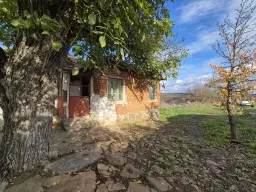 Huis en bijgebouw op ca. 1.000 m² gemeentelijke grond in Razdel - Bulgarije