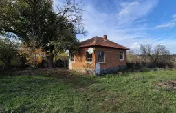 Huis en bijgebouw op ca. 1.000 m² gemeentelijke grond in Razdel - Bulgarije