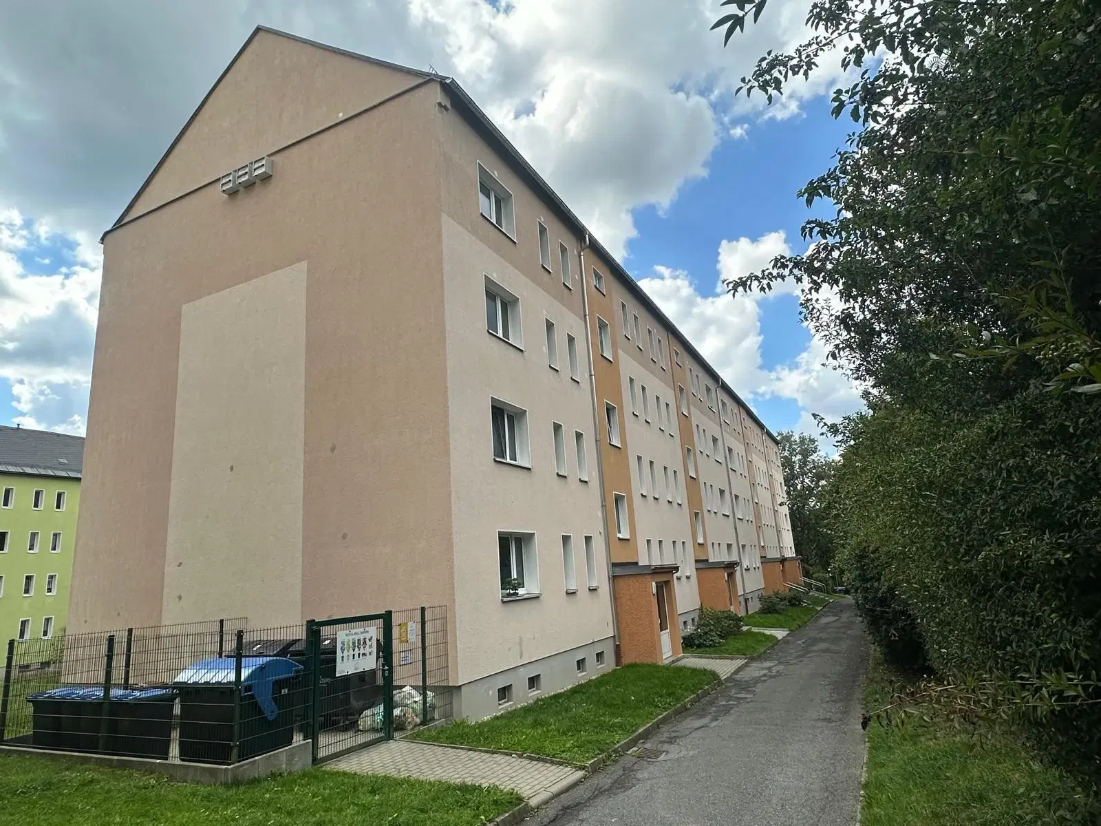 32 appartementen in Markneukirchen - Duitsland, bouwjaar 1988, 16 verhuurd (huursom € 89.750,=)