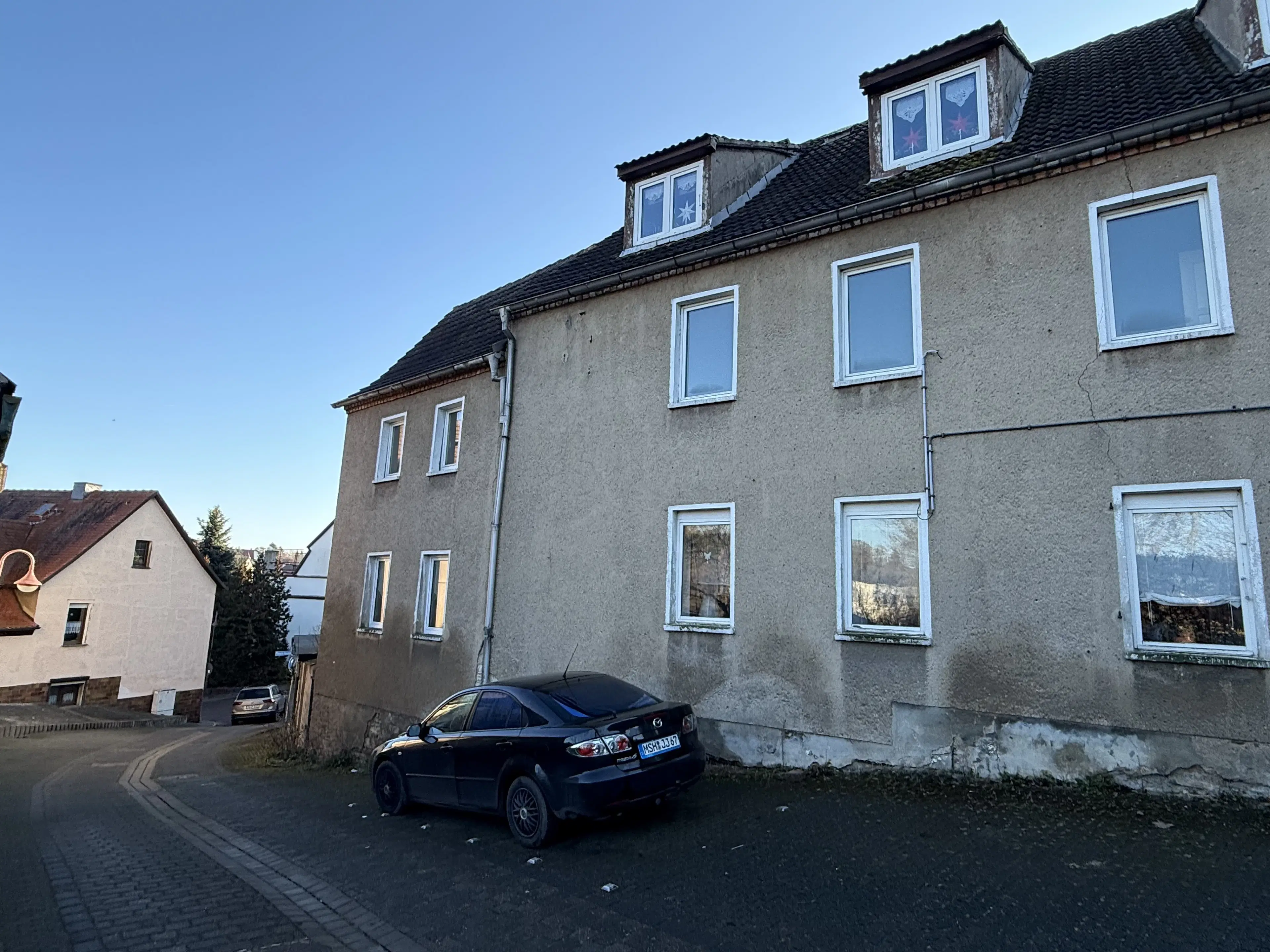 Appartementengebouw (3 van de 5 verhuurd, huursom € 9.900,=) in centrum Gerbstedt, Halle - Duitsland