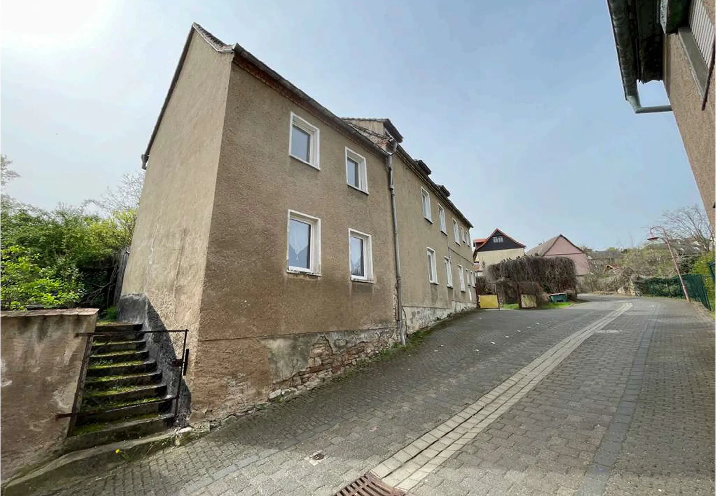 Appartementengebouw (3 van de 5 verhuurd, huursom € 9.900,=) in centrum Gerbstedt, Halle - Duitsland