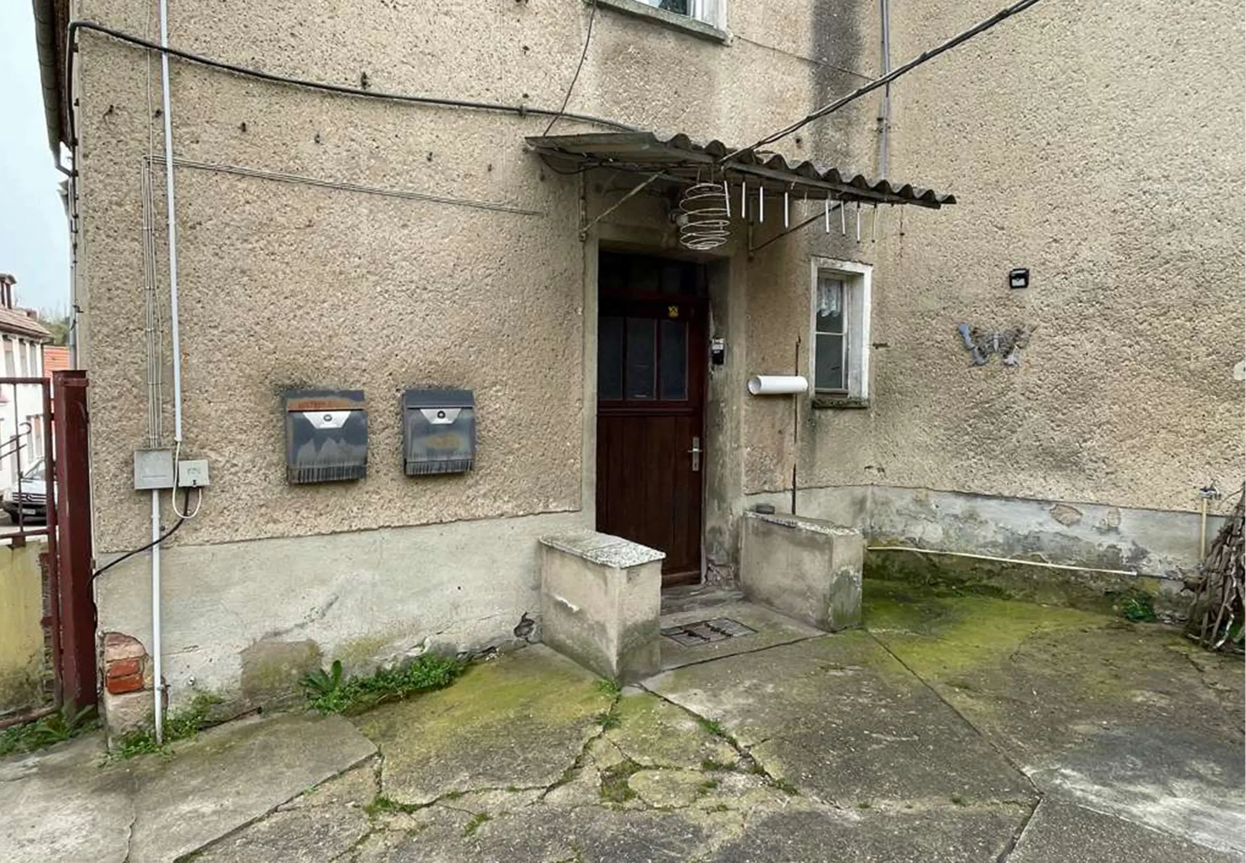 Appartementengebouw (3 van de 5 verhuurd, huursom € 9.900,=) in centrum Gerbstedt, Halle - Duitsland