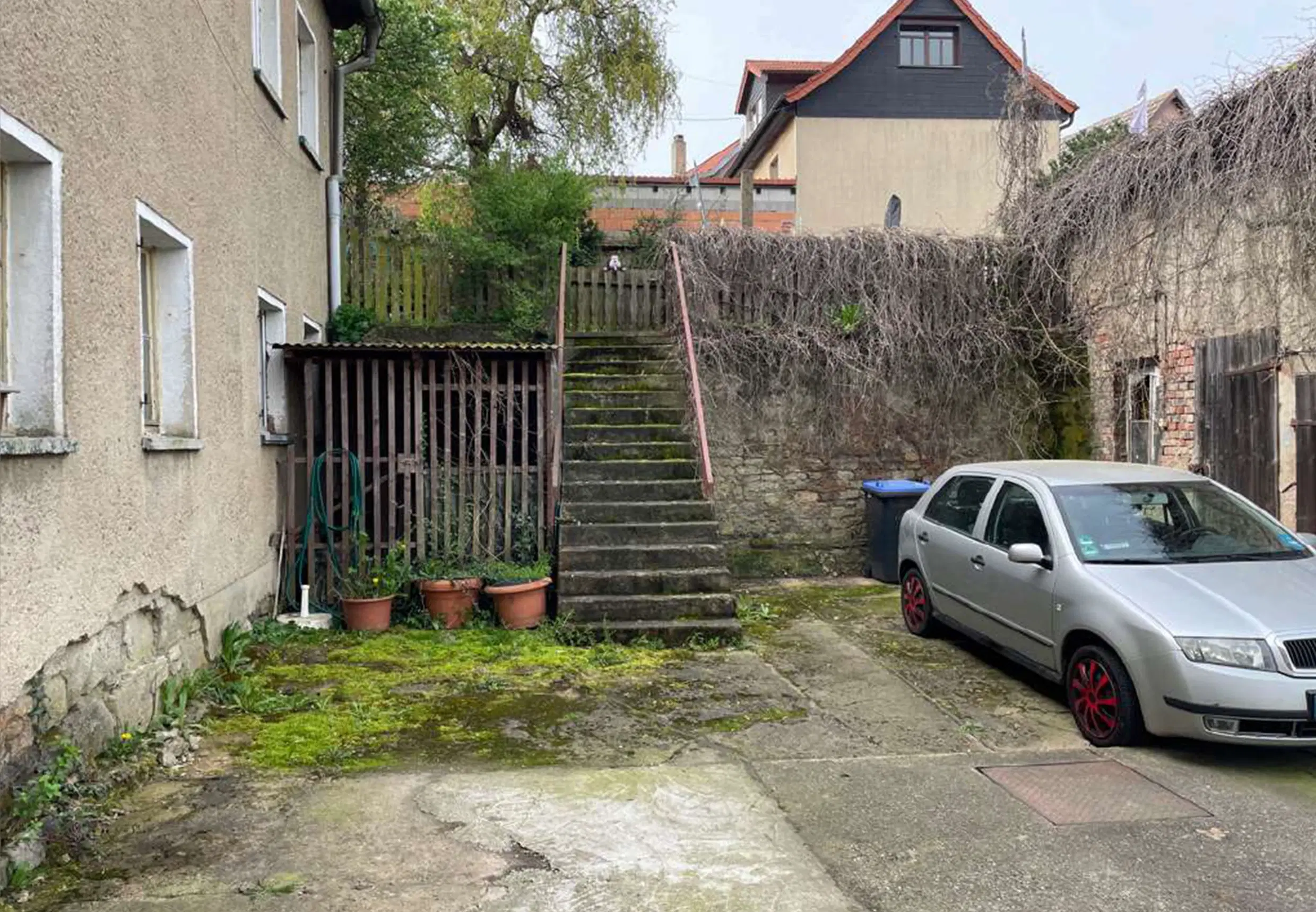 Appartementengebouw (3 van de 5 verhuurd, huursom € 9.900,=) in centrum Gerbstedt, Halle - Duitsland