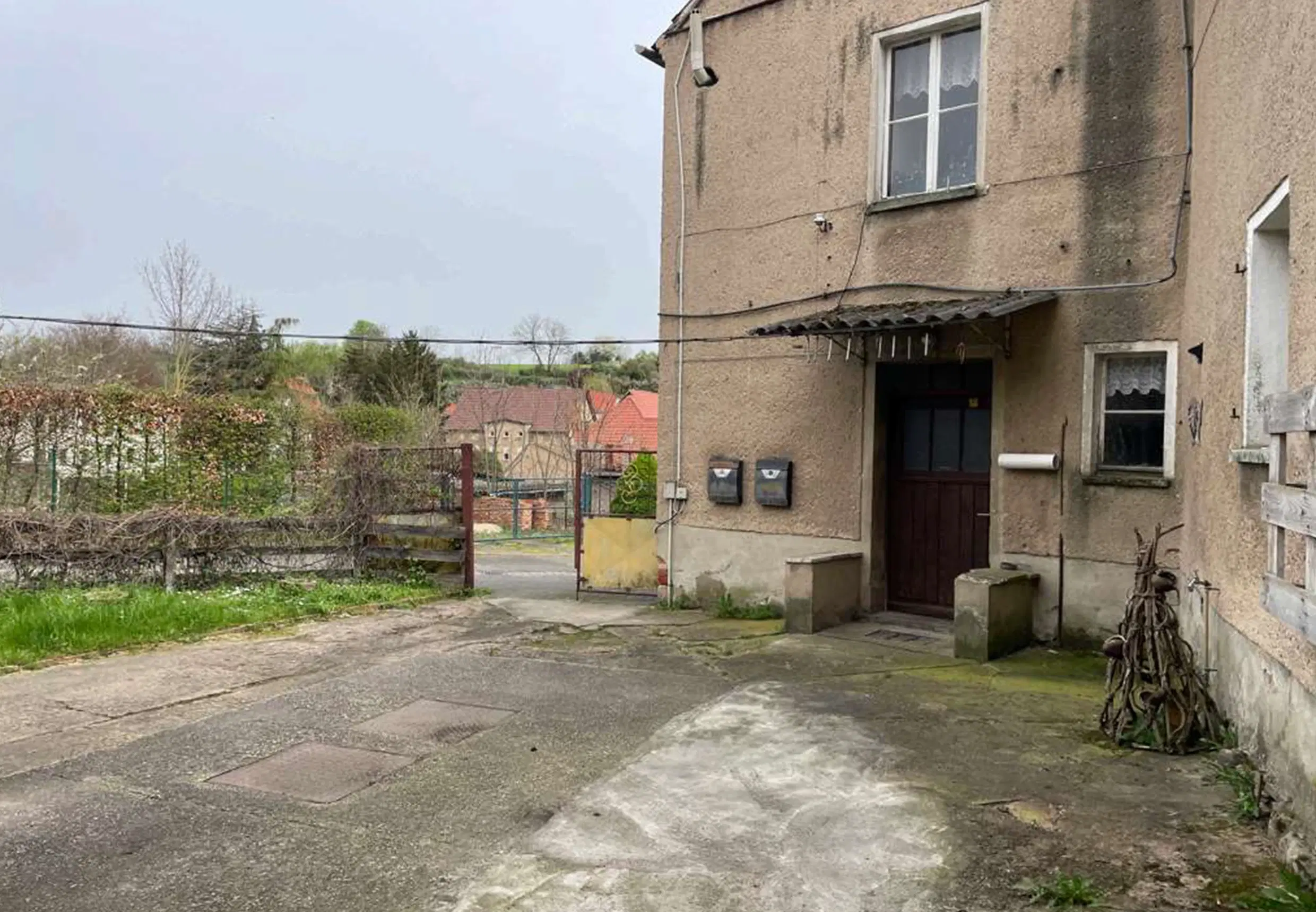 Appartementengebouw (3 van de 5 verhuurd, huursom € 9.900,=) in centrum Gerbstedt, Halle - Duitsland