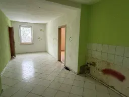 Appartementengebouw (3 van de 5 verhuurd, huursom € 9.900,=) in centrum Gerbstedt, Halle - Duitsland