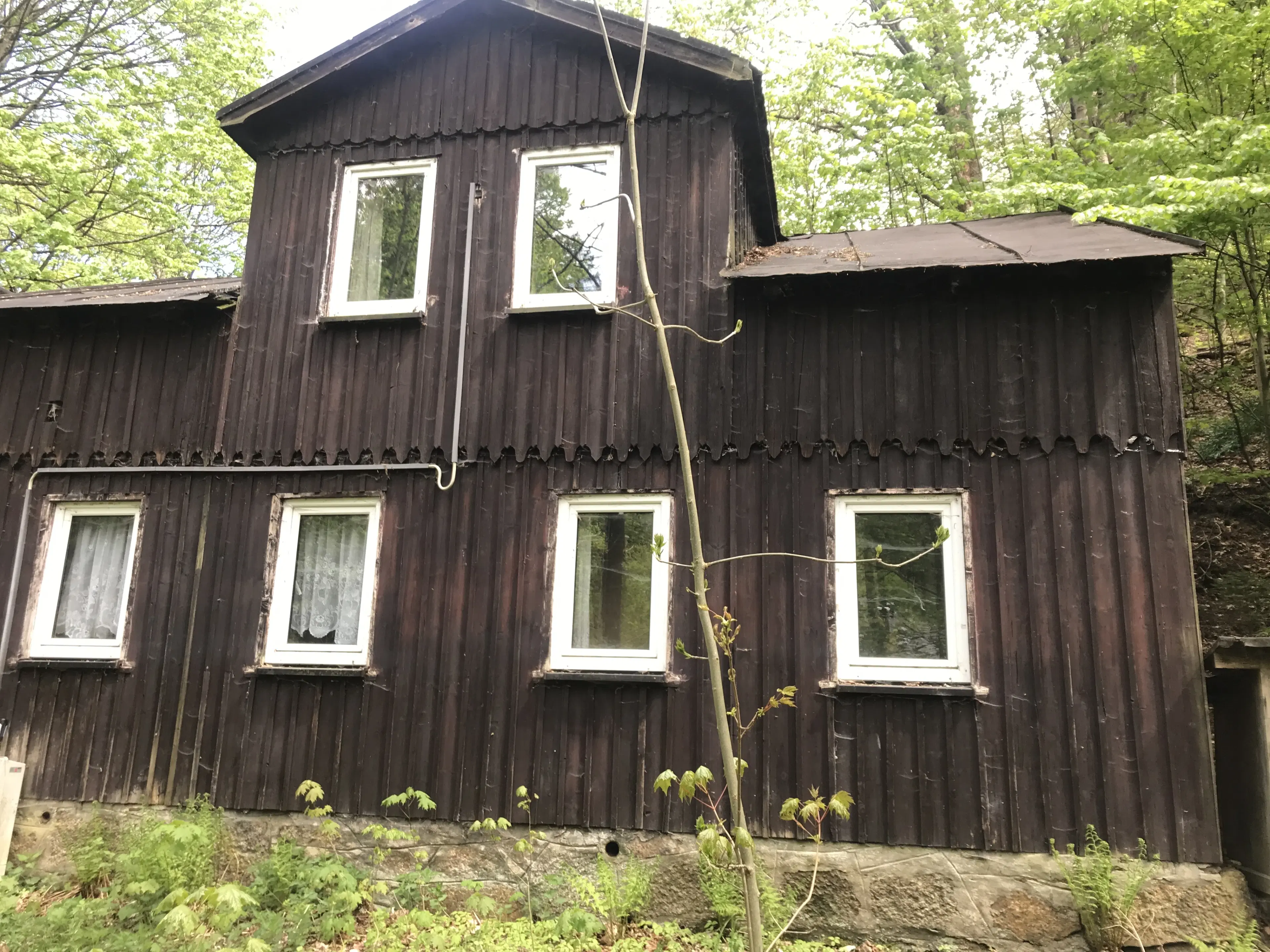 Woning met diverse aanbouwen en een solide basisconstructie in Klingenthal - Duitsland