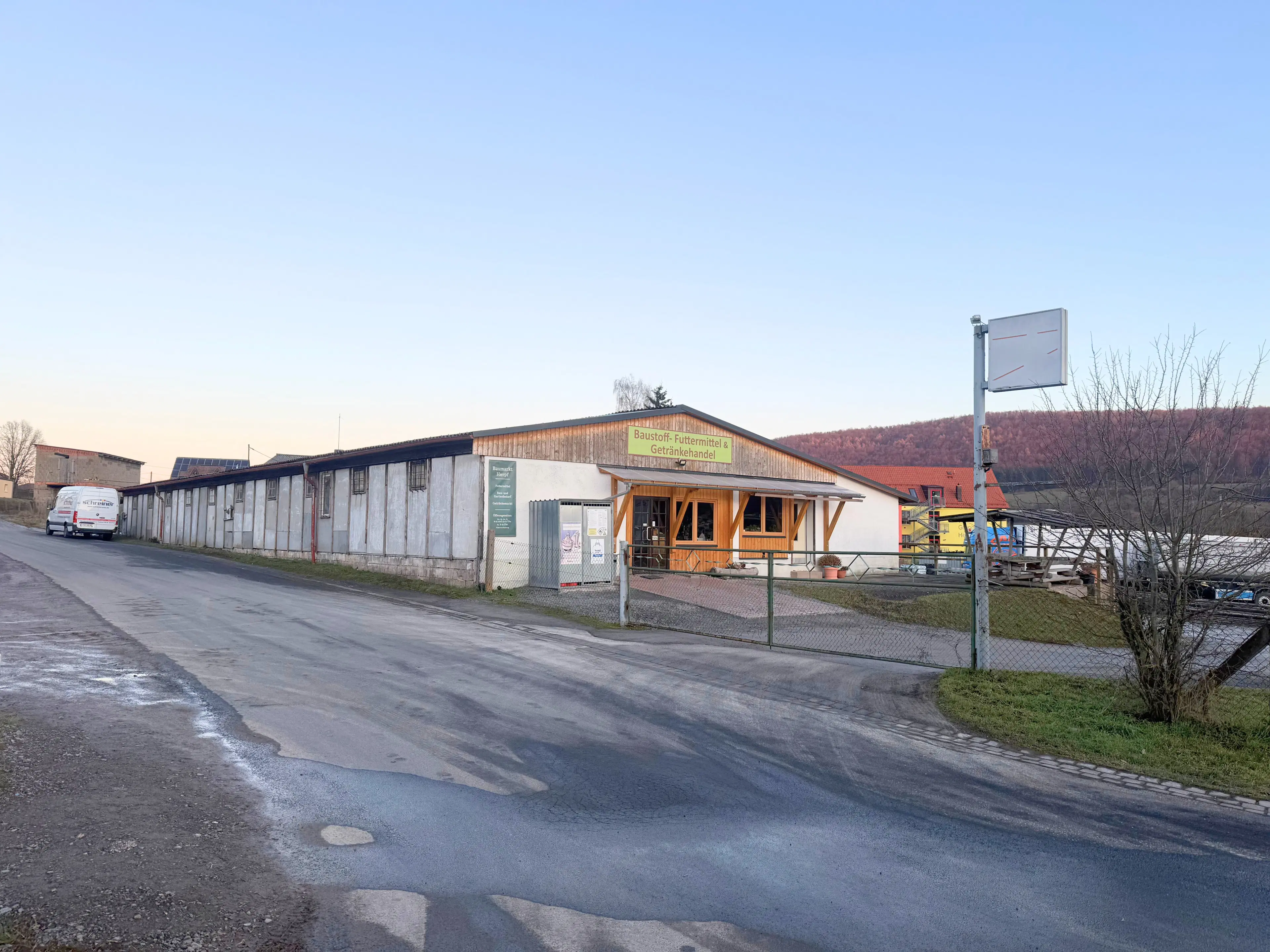 Agrarisch terrein met voormalige melkstal op perceel van 1.878m² bij Meiningen, Kassel, Duitsland