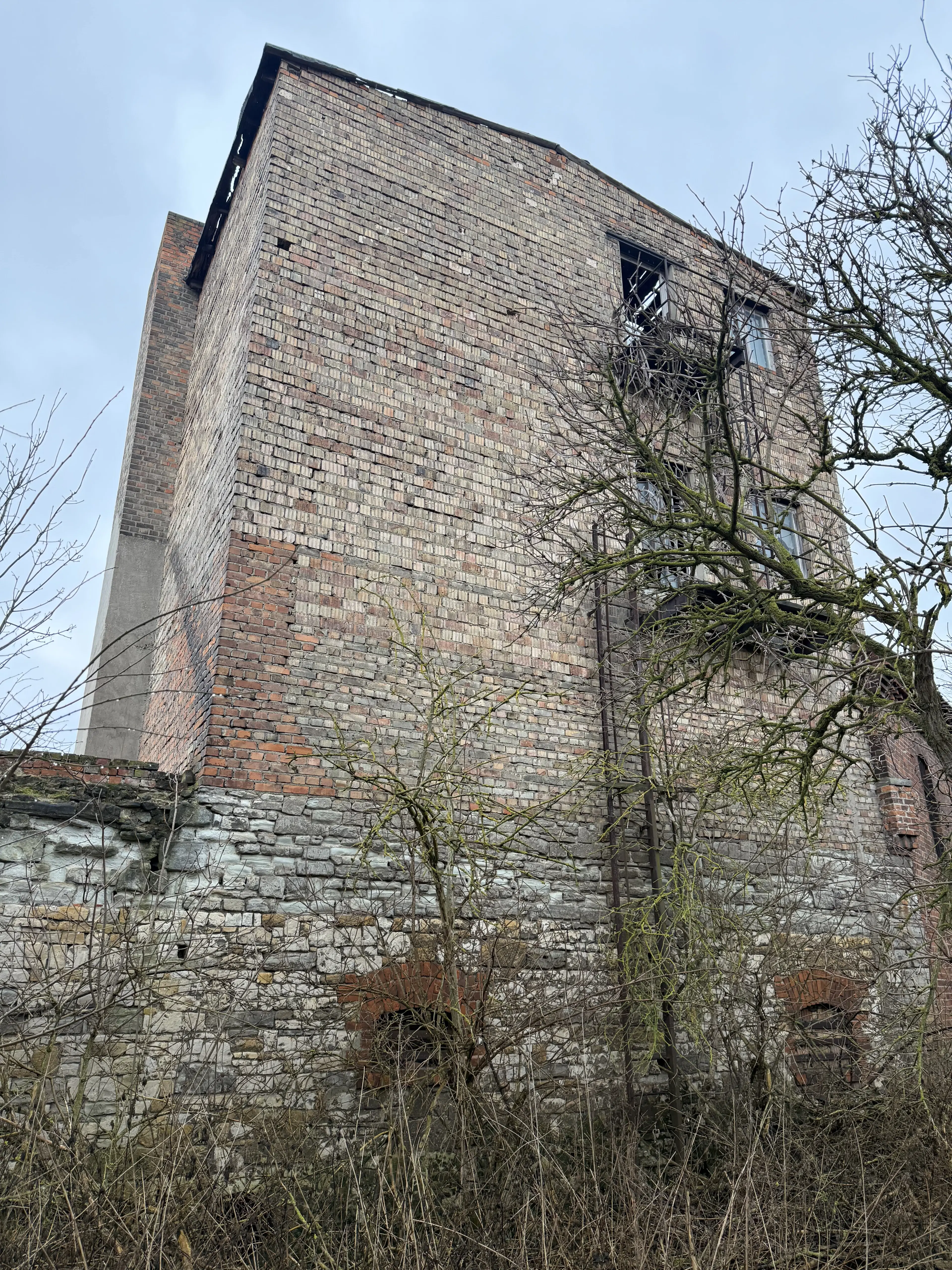 Karakteristieke toren en bebouwing op perceel van 1.377 m² nabij Klobikau, Halle - Duitsland