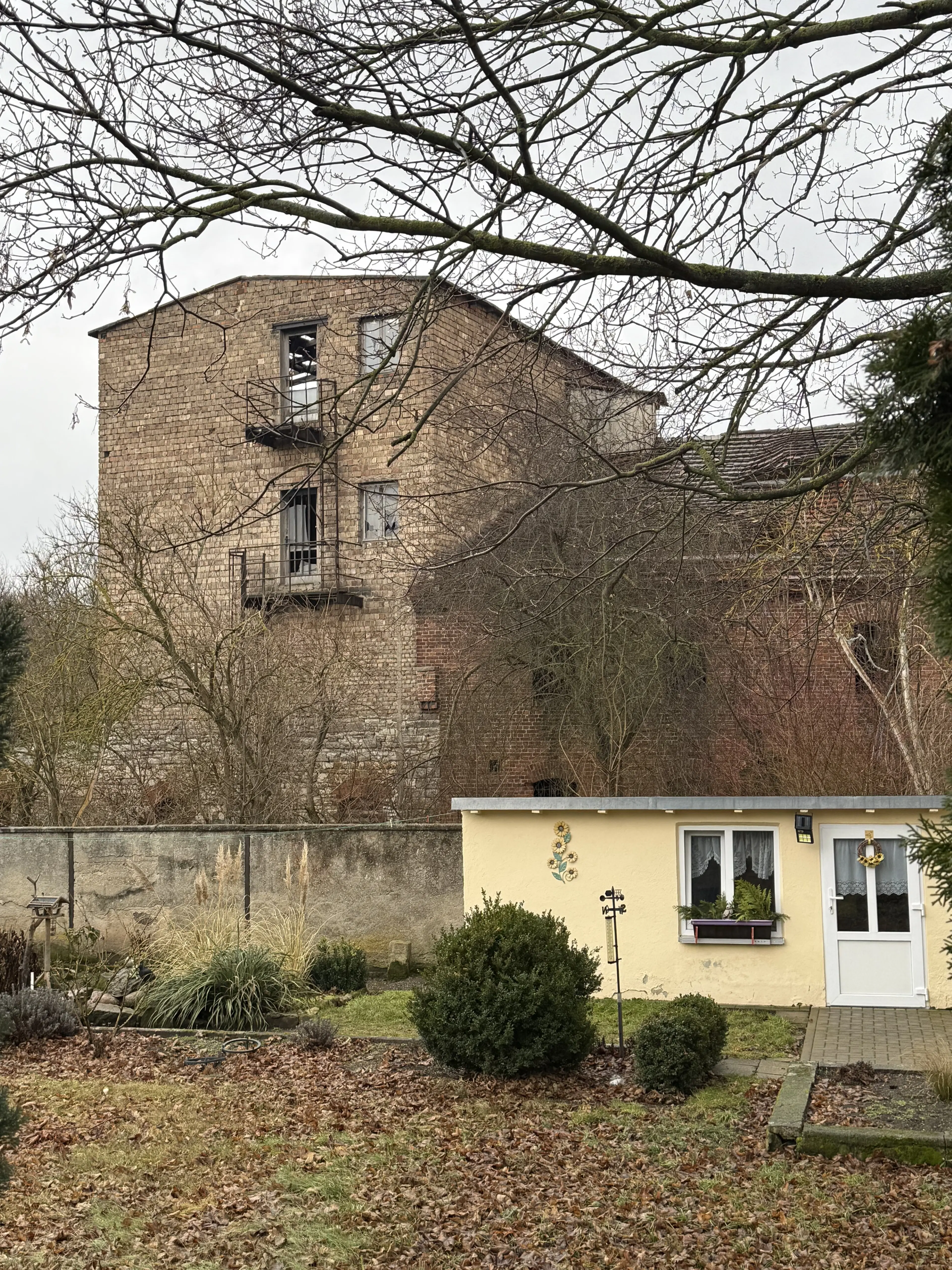 Karakteristieke toren en bebouwing op perceel van 1.377 m² nabij Klobikau, Halle - Duitsland