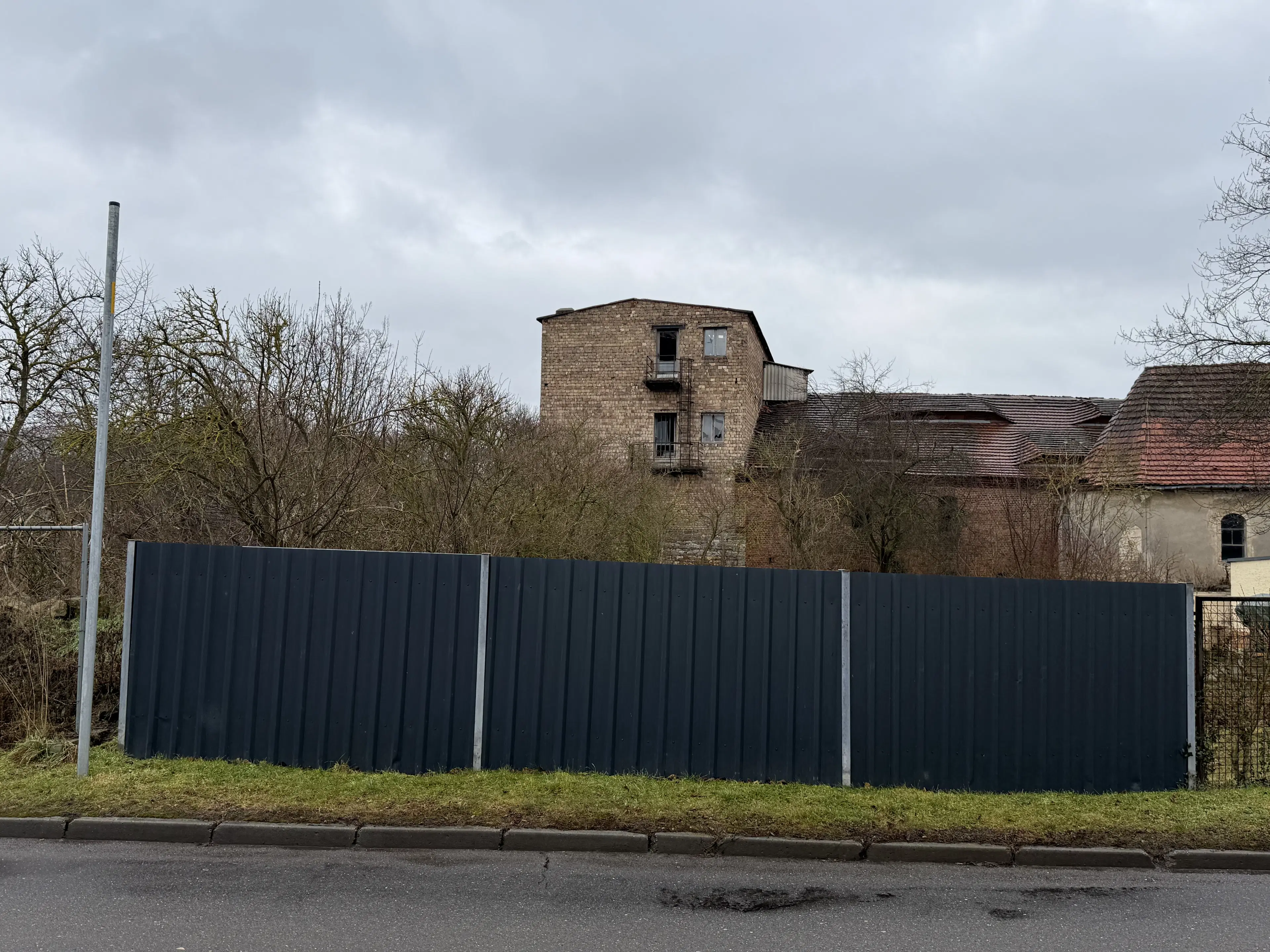 Karakteristieke toren en bebouwing op perceel van 1.377 m² nabij Klobikau, Halle - Duitsland