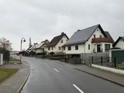 Karakteristieke toren en bebouwing op perceel van 1.377 m² nabij Klobikau, Halle - Duitsland