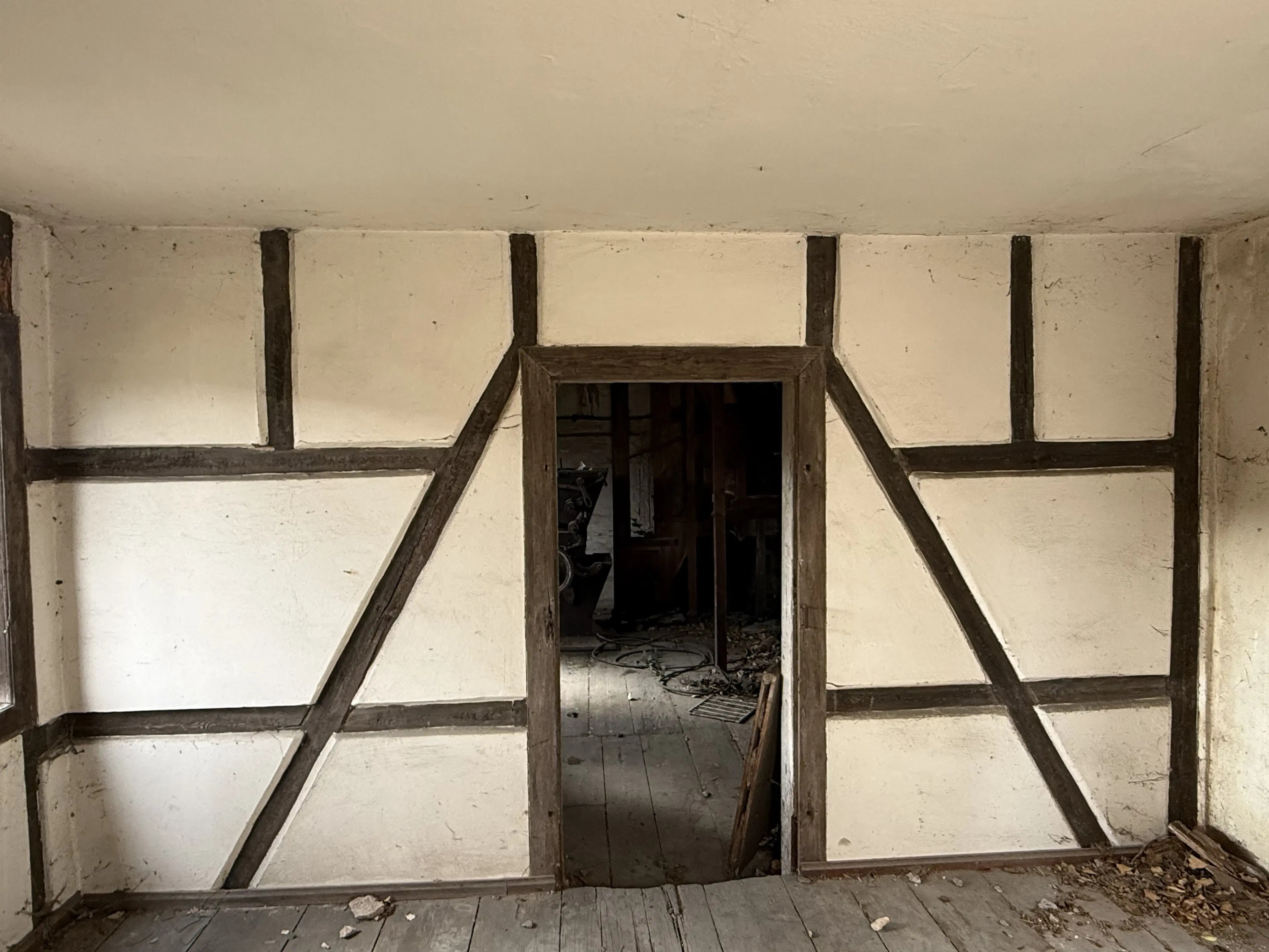 Historische watermolen met parkeerplaatsen op 402 m² perceel nabij Erfurt in Uhlstädt - Duitsland
