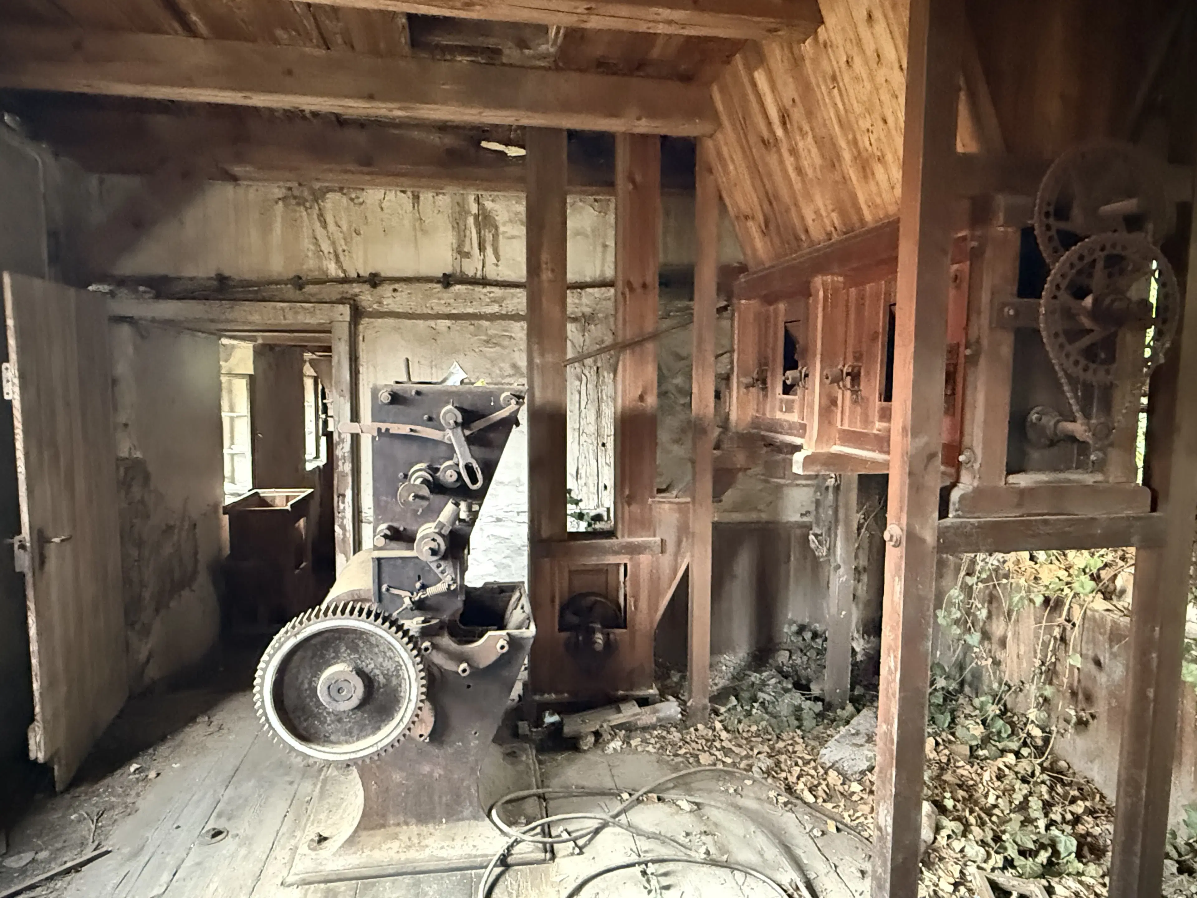 Historische watermolen met parkeerplaatsen op 402 m² perceel nabij Erfurt in Uhlstädt - Duitsland