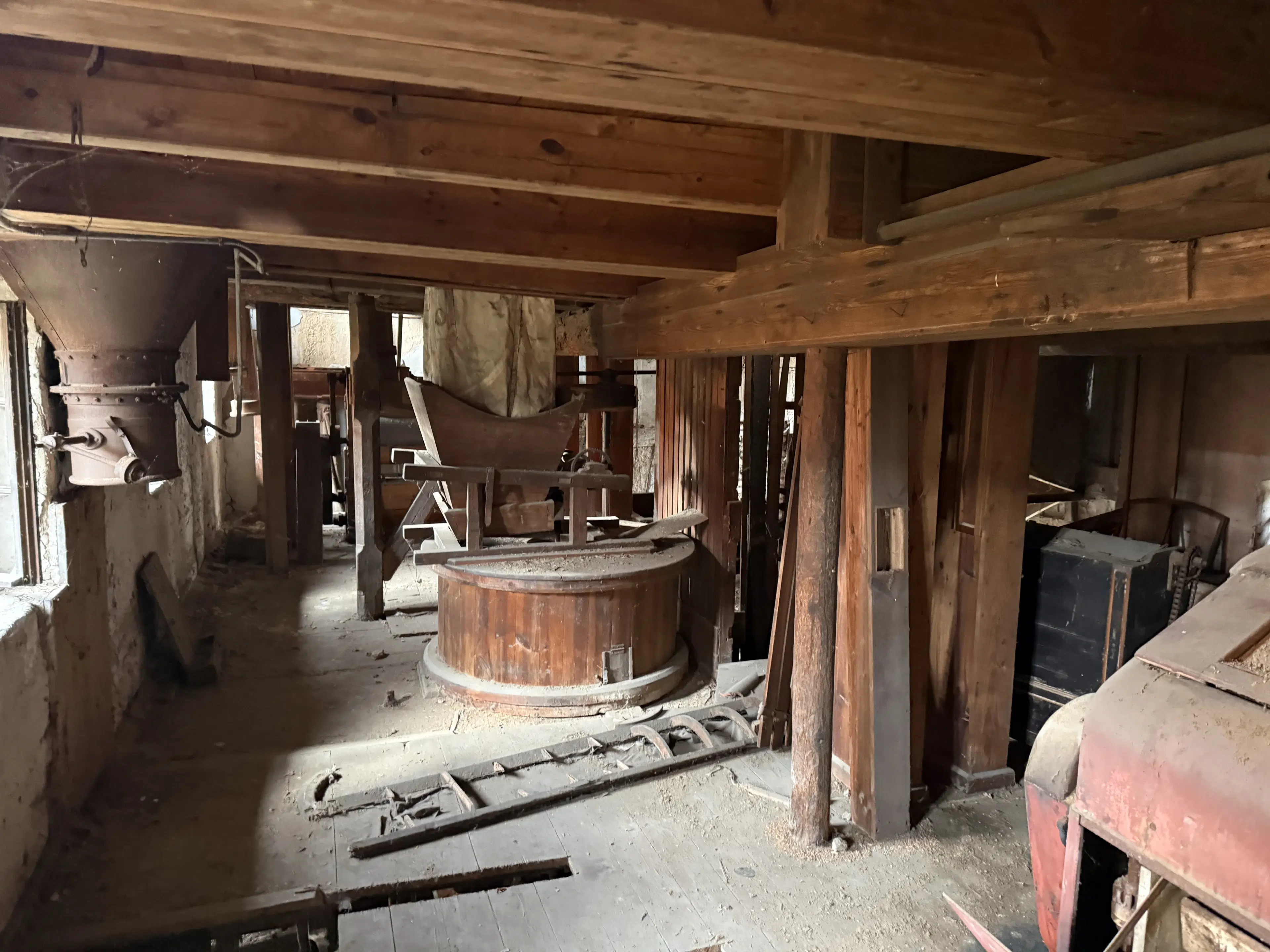 Historische watermolen met parkeerplaatsen op 402 m² perceel nabij Erfurt in Uhlstädt - Duitsland